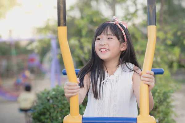 Felice bambina divertendosi alla pari — Foto Stock