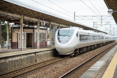 Tren istasyonunda modern yüksek hızlı tren..