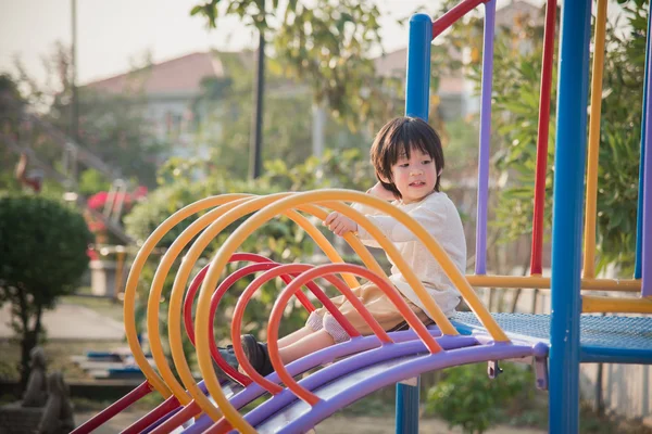 Ασιατικές παιδί σε διαφάνεια στην παιδική χαρά — Φωτογραφία Αρχείου