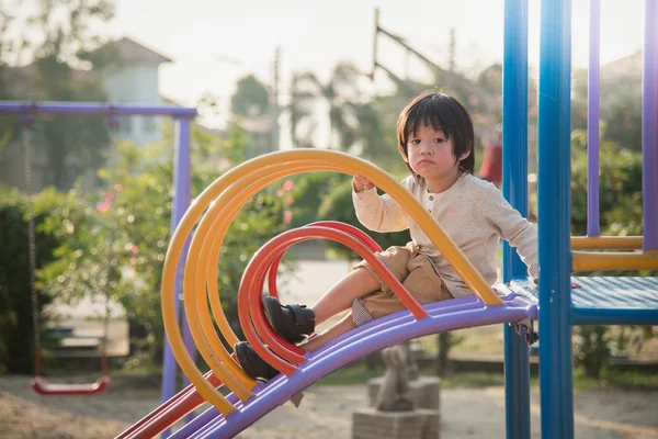 Asiatiska barn på bild på lekplats — Stockfoto