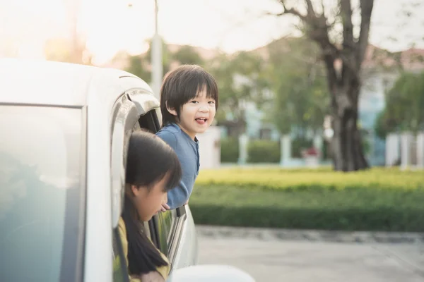 快乐的亚洲孩子，坐在车里 — 图库照片