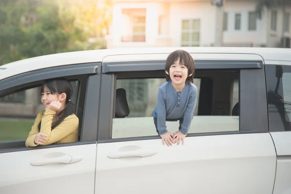 Heureux asiatique les enfants assis dans l 'voiture — Photo