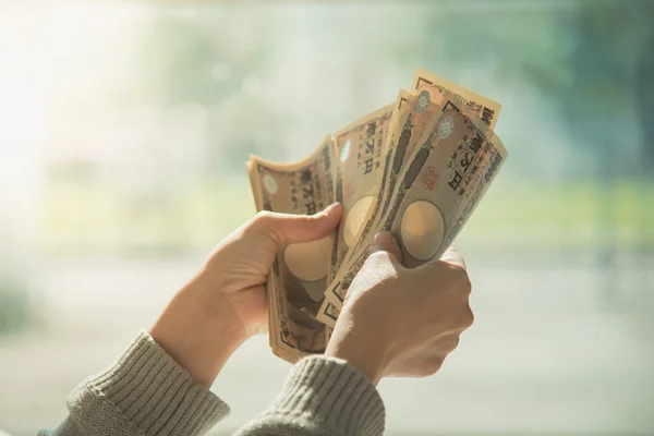 Mão contando dinheiro, nota de moeda japonesa, japonês ye — Fotografia de Stock