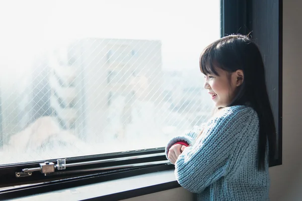 Menina olhando para a janela — Fotografia de Stock
