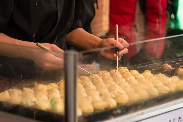 Proces vaření takoyaki nejoblíbenější lahodný zákusek japa — Stock fotografie