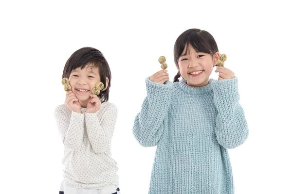 Bonito ásia criança comer japonês sobremesa — Fotografia de Stock