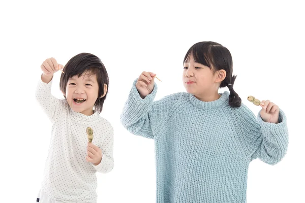 Söta asiatiska barn äta japansk dessert — Stockfoto