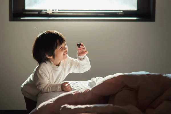 Азіатська дитина їсть шоколад — стокове фото