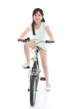 Asyalı kız Bisiklete binmek