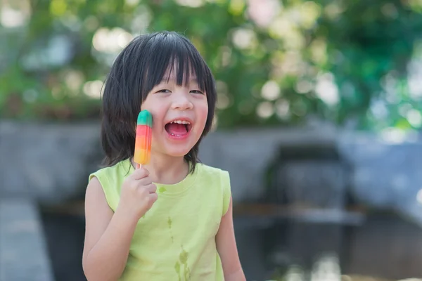 Ασιατικές παιδί, τρώγοντας ένα δροσιστικό παγωτό σε εξωτερικούς χώρους — Φωτογραφία Αρχείου