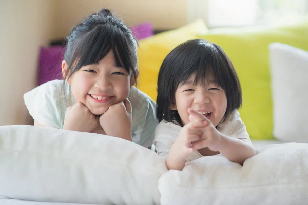 Asiatique les enfants couché sur blanc lit — Photo