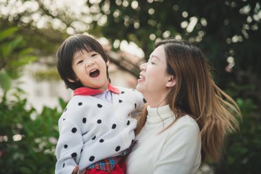 mutlu anne ile oğlu parkta oynarken