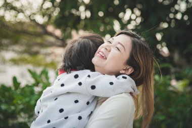 mutlu anne ile oğlu parkta oynarken