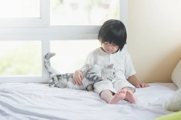 Asiático bebé jugando con americano taquigrafía gatito —  Fotos de Stock
