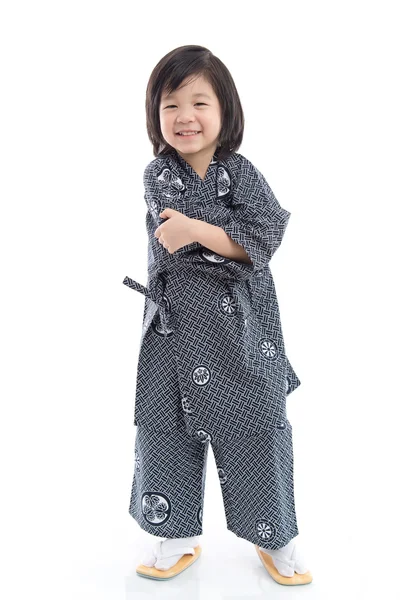 Glücklich asiatische Junge in Kimono stehend auf weißem Hintergrund — Stockfoto