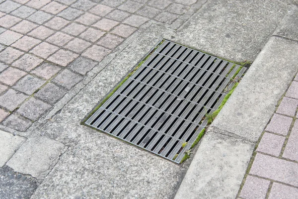 Крышка канализационного люка на городской улице — стоковое фото