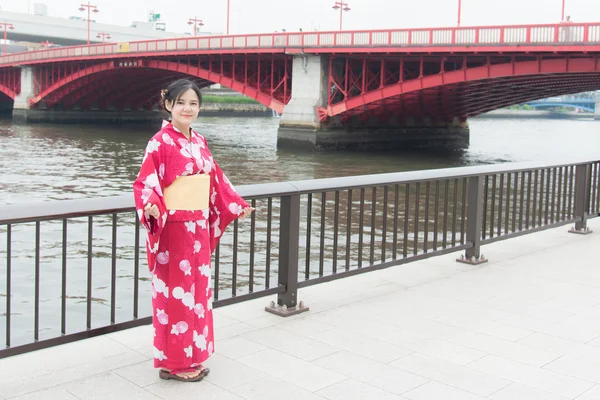 Yürüyüş kırmızı kimono giymiş güzel Asyalı kız — Stok fotoğraf