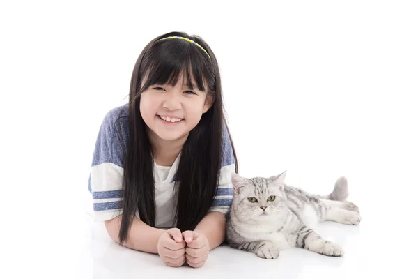 Krásná Asiatka s krásná mourovatá kočičko — Stock fotografie