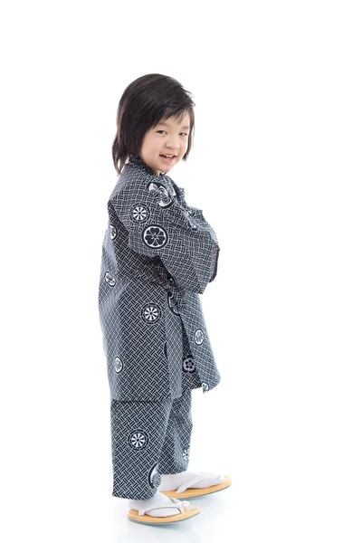 Happy asiatiska pojke i kimono står på vit bakgrund — Stockfoto