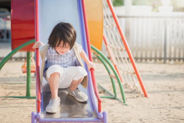 Çocuk Bahçesi yaz açık parkta oynarken