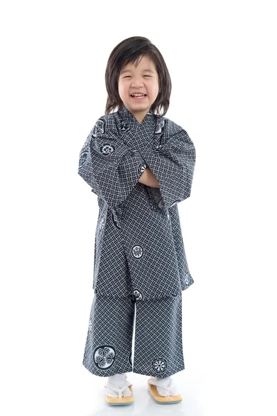 Glücklich asiatische Junge in Kimono stehend auf weißem Hintergrund — Stockfoto