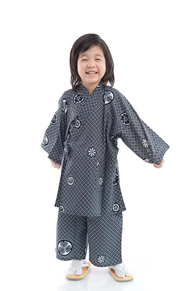 Happy asiatiska pojke i kimono står på vit bakgrund — Stockfoto