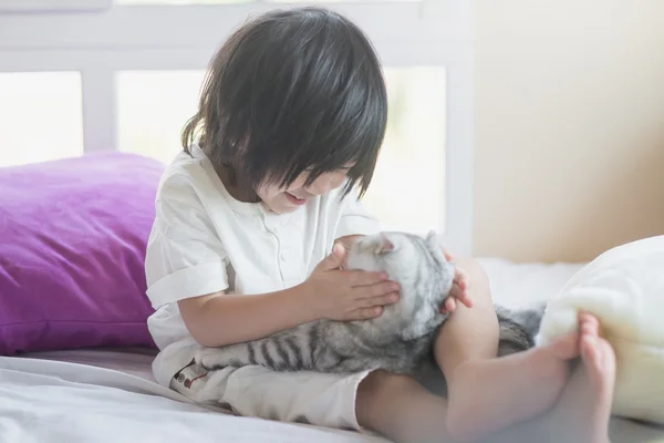 Asiatisches Baby spielt mit amerikanischem Kurzhaarkätzchen — Stockfoto