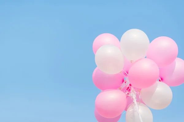 Ballon on on blue sky Konzept — Stockfoto