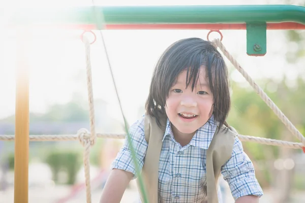 Niño jugando en el parque infantil en el parque al aire libre de verano —  Fotos de Stock