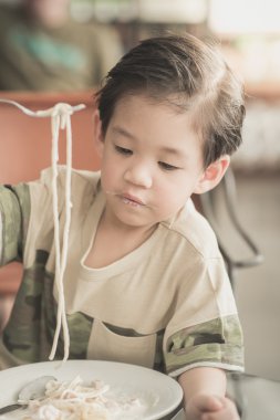 Sevimli Asya spagetti Carbonara yemek chid