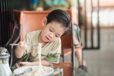 Sevimli Asya spagetti Carbonara yemek chid