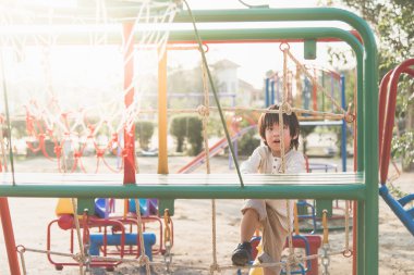 Asyalı Çocuk Bahçesi yaz açık parkta oynamak