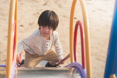 Slayt üzerinde mutlu Asyalı çocuk 