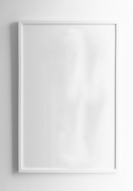 Beyaz duvardaki beyaz çerçeve