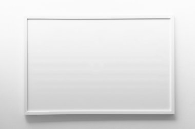 Beyaz duvardaki beyaz çerçeve