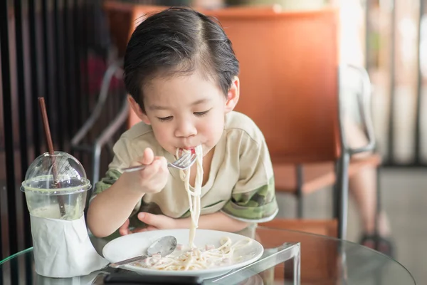 Милий азіатських chid їдять спагетті карбонара — стокове фото