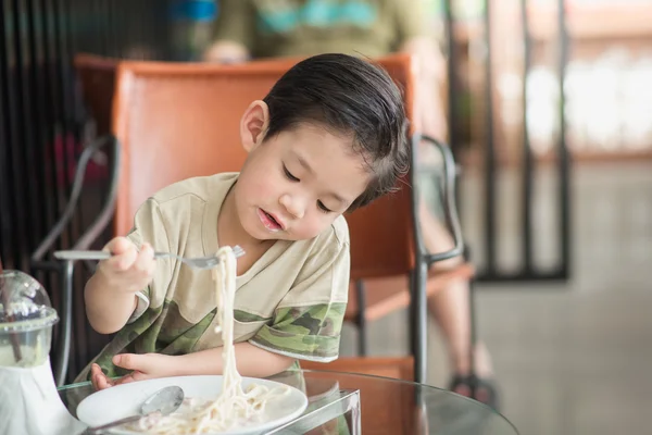 Söt asiatisk chid äta Spaghetti Carbonara — Stockfoto