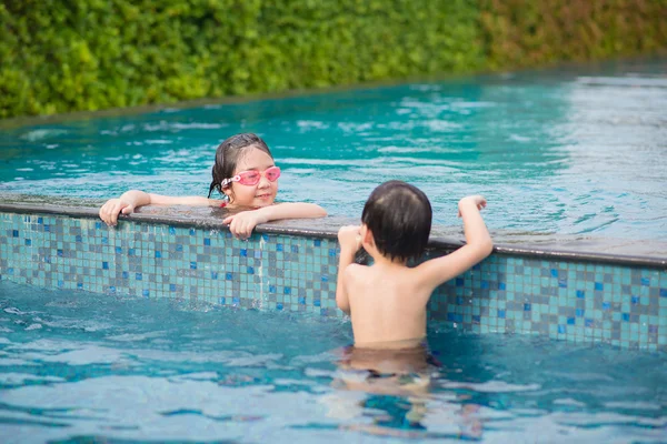 Asiática criança brincando na piscina — Fotografia de Stock