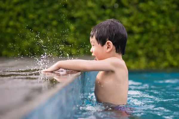 Asiatisches Kind spielt im Schwimmbad — Stockfoto