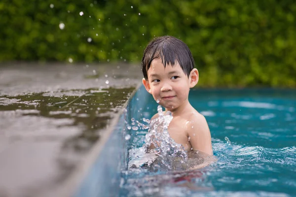Asiatisches Kind spielt im Schwimmbad — Stockfoto