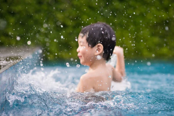 Asiatiska barn leker i poolen — Stockfoto