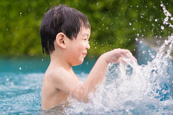 Azjatycki dziecko grając w basenie — Zdjęcie stockowe