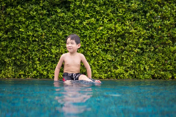 アジアの子プールで遊んで — ストック写真