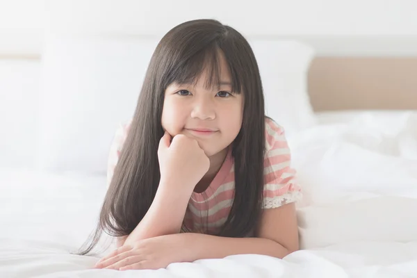 Feliz ásia menina mentira o — Fotografia de Stock