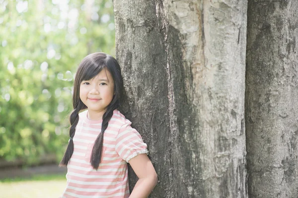 Щаслива маленька азіатська дівчинка розважається — стокове фото