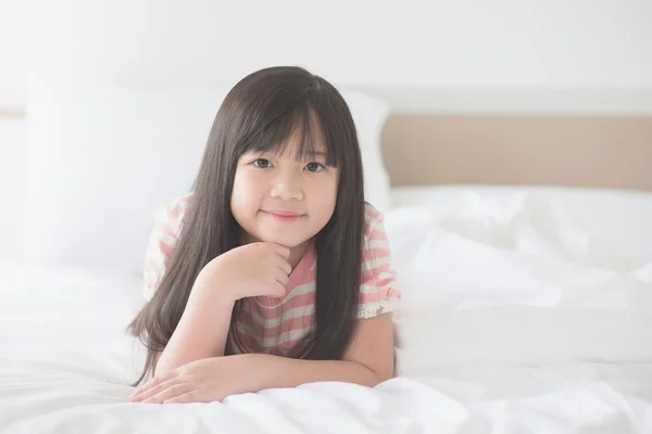 Feliz ásia menina mentira o — Fotografia de Stock