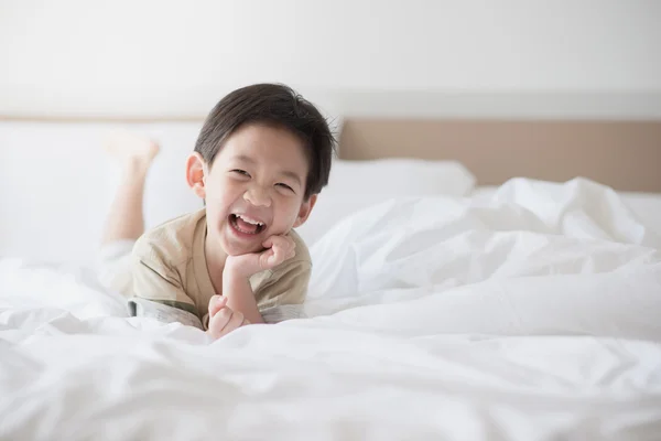 Lindo asiático niño mintiendo —  Fotos de Stock