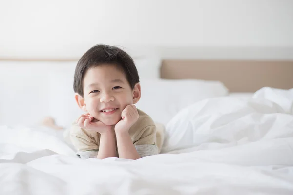 横になっているかわいいアジアの子 — ストック写真