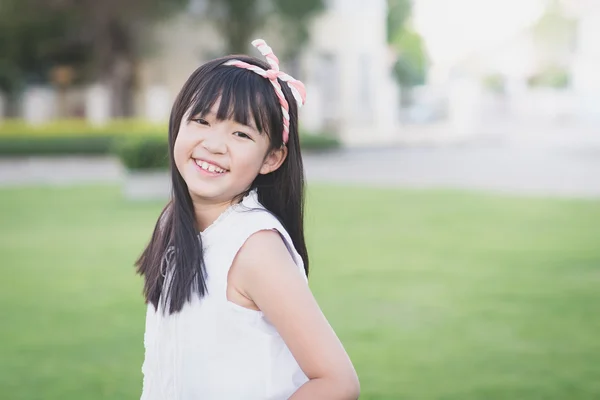 Feliz pouco ásia menina ter diversão — Fotografia de Stock