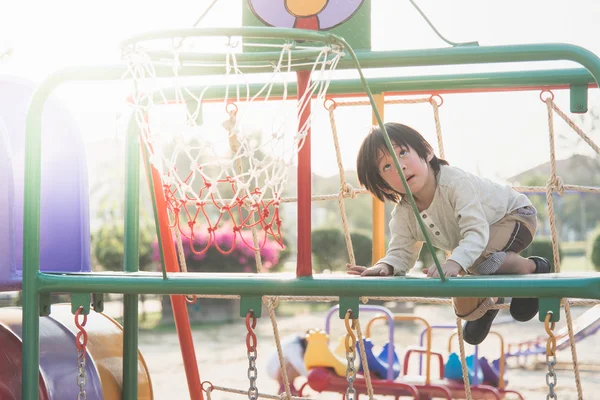 Asiático niño jugando en parque infantil en verano parque al aire libre — Foto de Stock